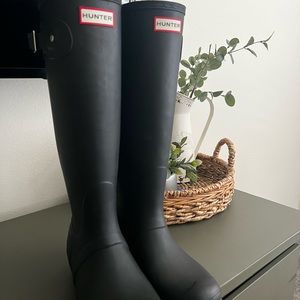 EUC hunter boots, tall, size 9 black w socks